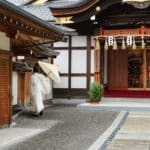 神社で働く人は、袴の色で身分がわかるという雑学
