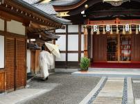 神社で働く人は、袴の色で身分がわかるという雑学