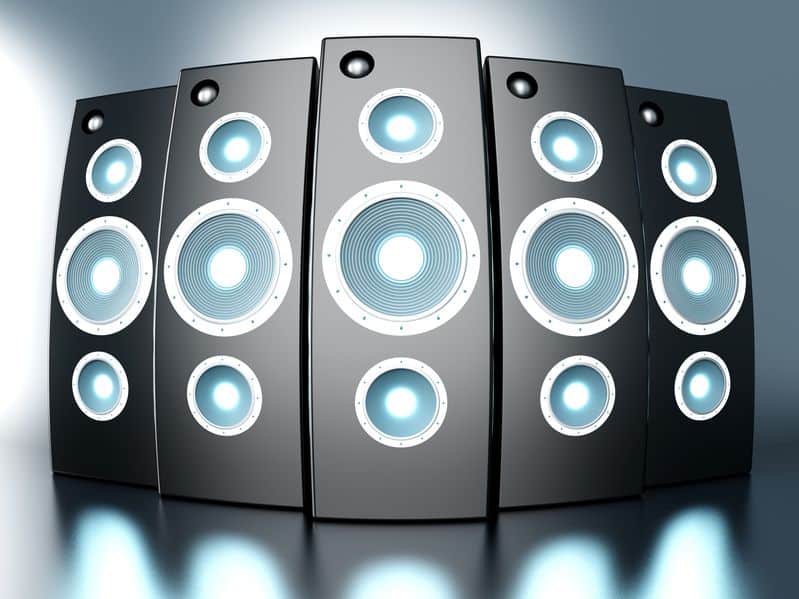音響設備が整っている場合はコンセントの穴を正しく使え!