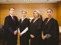 裁判官の服が黒い理由に関する雑学