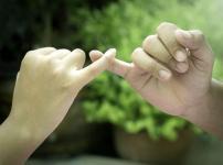 指切りげんまんは、嘘をつくと針千本飲まされるだけでなく、さらに1万回殴られるという雑学