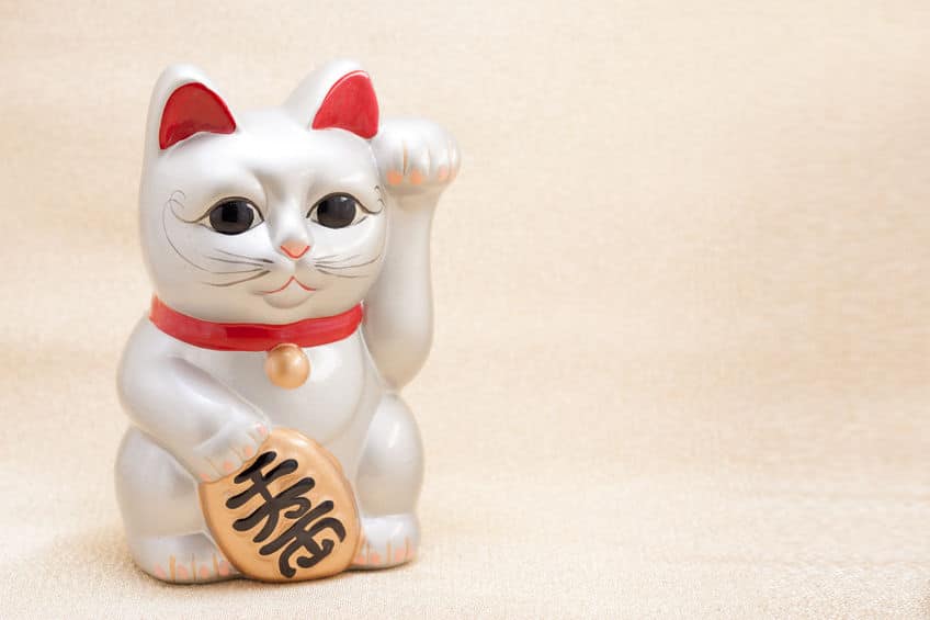招き猫は手の左右だけでなく、高さや色にも意味があるというトリビア