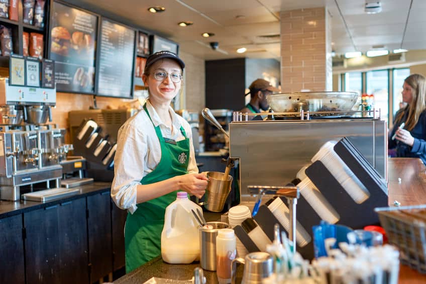 スターバックスの店員のエプロンの色を見るとコーヒーに対する知識がわかるという雑学
