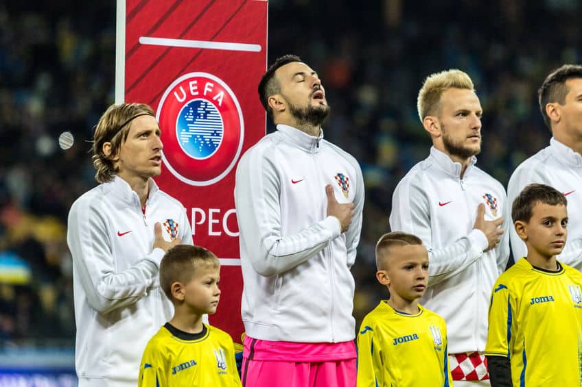 なぜサッカーの試合では子供と手をつないで入場するのかという雑学