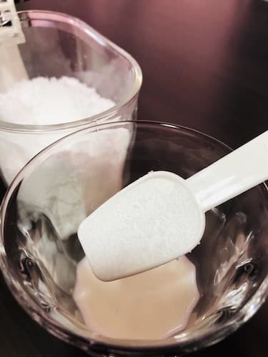 麦茶＋砂糖＋ミルクのコーヒー牛乳で砂糖を混ぜる