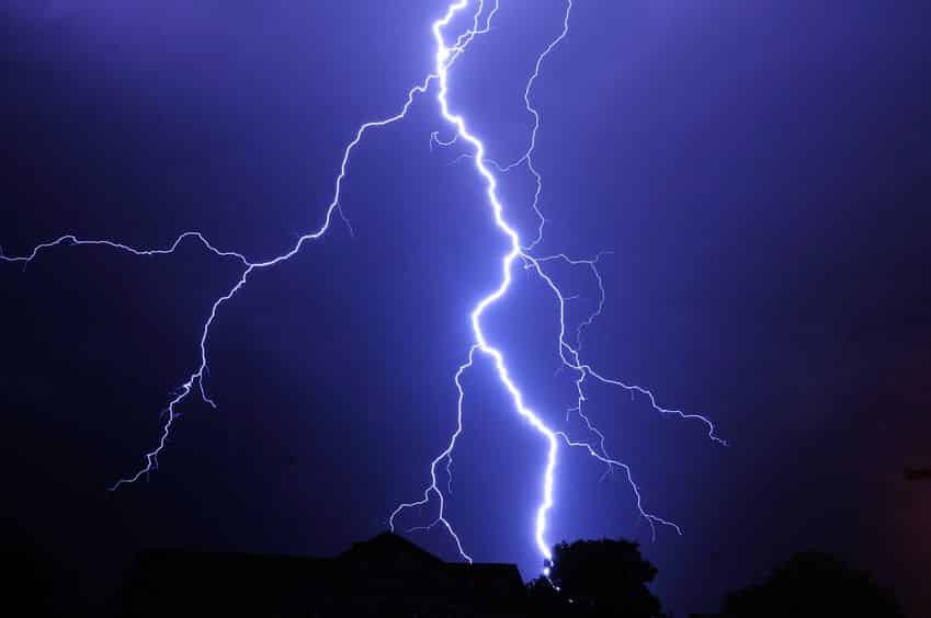雷の落ちた距離は光と音の時間差でわかるというトリビア