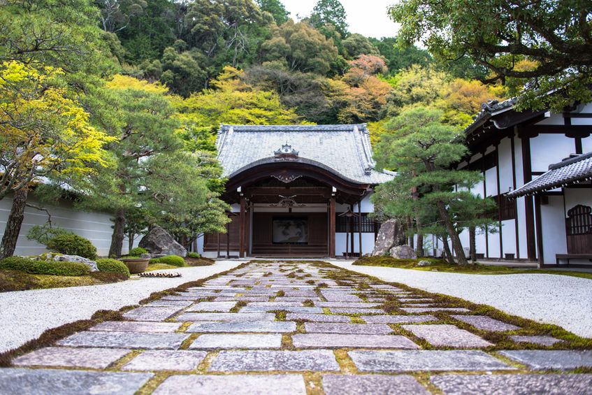 神社ではなぜ手を叩くの?というトリビア