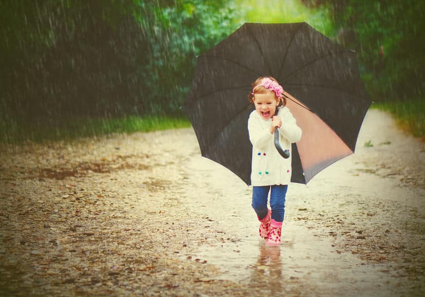 雨をはじかなくなった傘はドライヤーの温風を当てると元に戻るという雑学