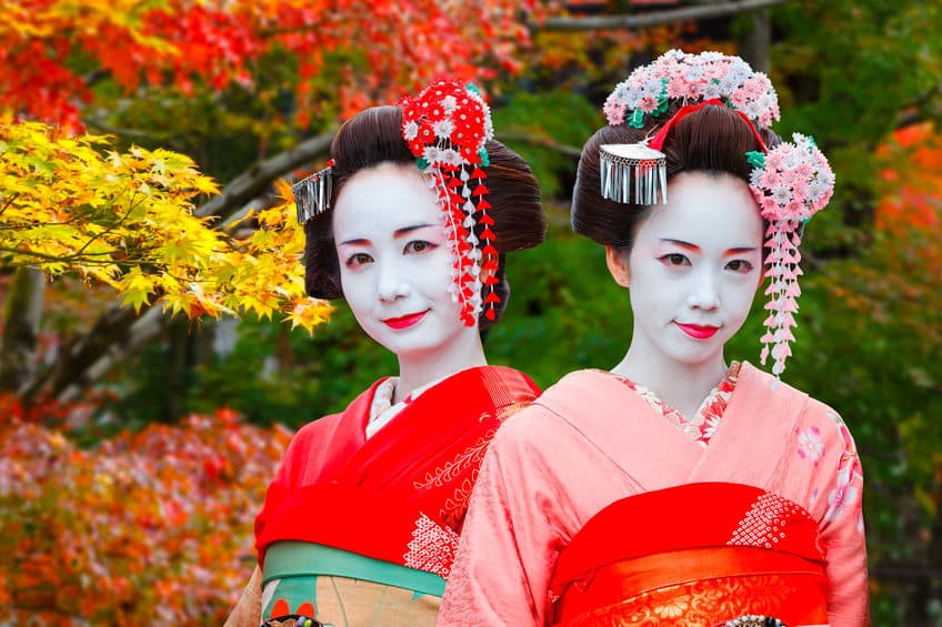 舞妓さんや芸者さんはどうして顔を白く塗るのか?という雑学