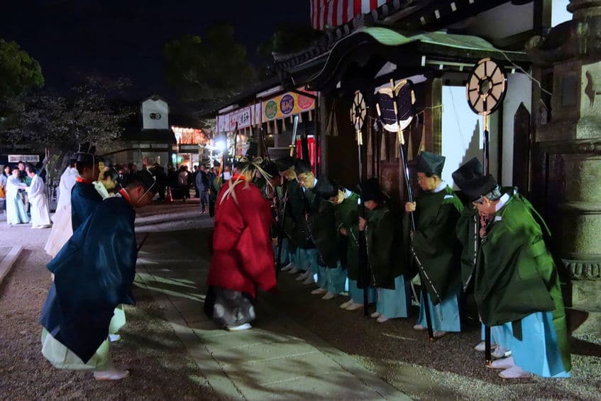 何色が偉い人?神職の身分は袴の色でわかるんですという雑学まとめ
