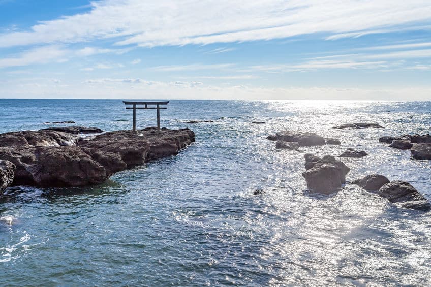 茨城県の大洗磯前神社は海の岩の上に立っているという雑学