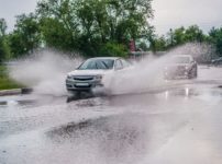 水はね・泥はね運転をすると罰則があるという雑学