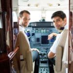 飛行機の「機長」と「副操縦士」は別々の機内食を食べなければならないという雑学