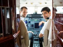 飛行機の「機長」と「副操縦士」は別々の機内食を食べなければならないという雑学