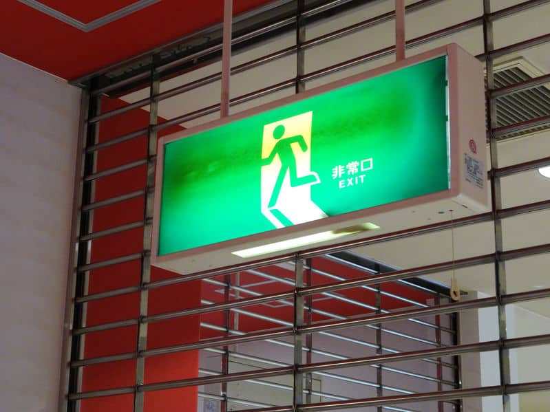 非常口のマークはどうやって生まれた？実は国際基準だったという雑学まとめ