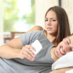 恋人や夫・妻のスマホを盗み見するのは罪にならないという雑学