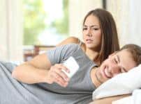 恋人や夫・妻のスマホを盗み見するのは罪にならないという雑学