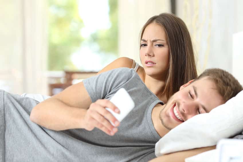恋人や夫・妻のスマホを盗み見するのは罪にならないという雑学