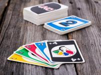 「UNO」公式ルールではドロー2やドロー4を重ねることはできない！という雑学