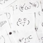 日本初の顔文字は「(^_^)」という雑学