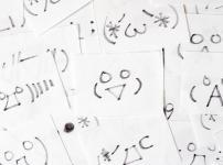 日本初の顔文字は「(^_^)」という雑学