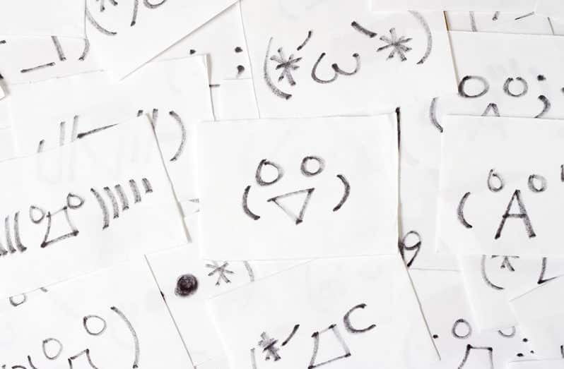 日本初の顔文字は「(^_^)」という雑学