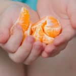 みかんを食べ過ぎると手が黄色くなるという雑学