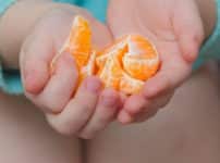 みかんを食べ過ぎると手が黄色くなるという雑学