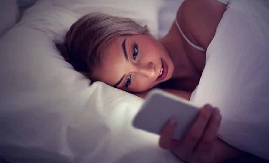 恋人や夫がいないあいだにスマホを確認することも罪にはならないというトリビア