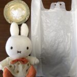ぬいぐるみの汚れは、ビニール袋に塩と一緒に入れて振ると落ちる！という雑学