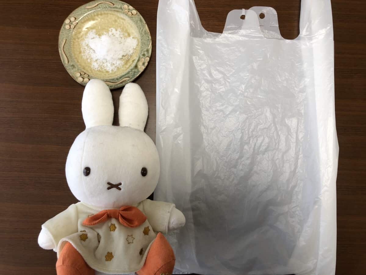 ぬいぐるみの汚れは、ビニール袋に塩と一緒に入れて振ると落ちる!という雑学