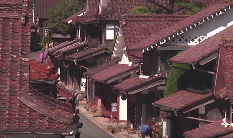 岡山県には赤色で統一された「吹屋ふるさと村」があるという雑学