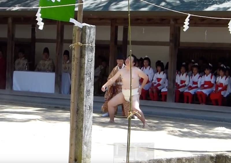 一人相撲祭りで苦戦を強いられている様子