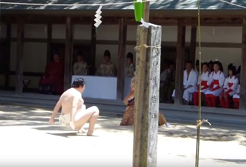 一人相撲祭りで精霊に敗れた様子