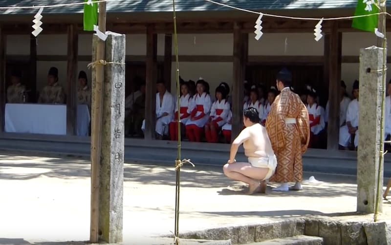 愛媛県大山祇神社では「一人相撲祭り」という、目に見えない精霊と相撲をとる祭りがあるという雑学