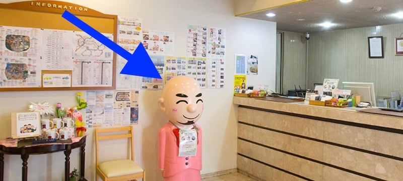 「ホテル テトラ」のハゲ割。社長が写っている