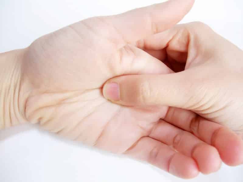 人差し指の爪の付け根を押すと眠気が吹っ飛ぶという雑学
