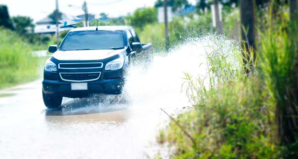 水はね/泥はね運転をすると罰金!損害賠償請求も実は可能ですという雑学まとめ
