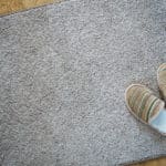 カーペットの汚れは「塩」をまいて「掃除機」で吸い取るとキレイになるという雑学