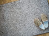 カーペットの汚れは「塩」をまいて「掃除機」で吸い取るとキレイになるという雑学
