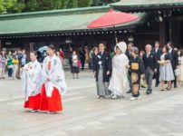 石川県の能登では、道に縄を張って花嫁の邪魔をするという雑学