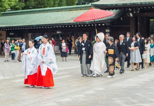 石川県の能登では、道に縄を張って花嫁の邪魔をするという雑学