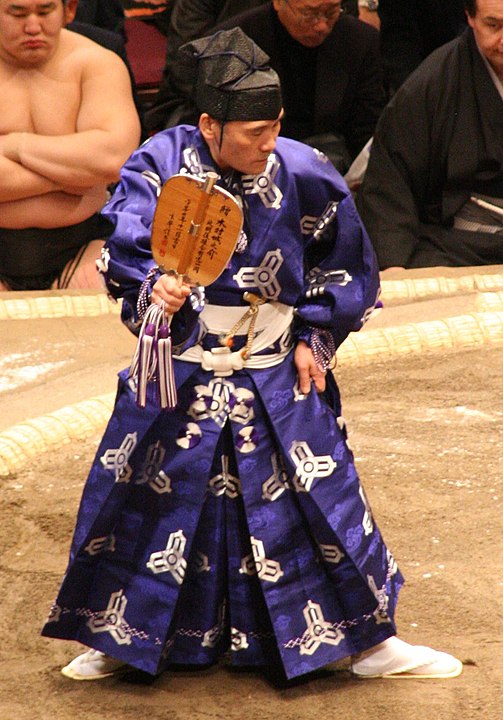 相撲の行司は襲名制という雑学