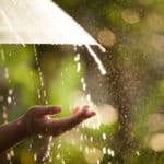 「遠くの音が聞こえると雨が降る」と言われる理由に関する雑学