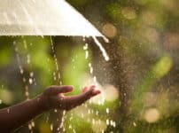 「遠くの音が聞こえると雨が降る」と言われる理由に関する雑学