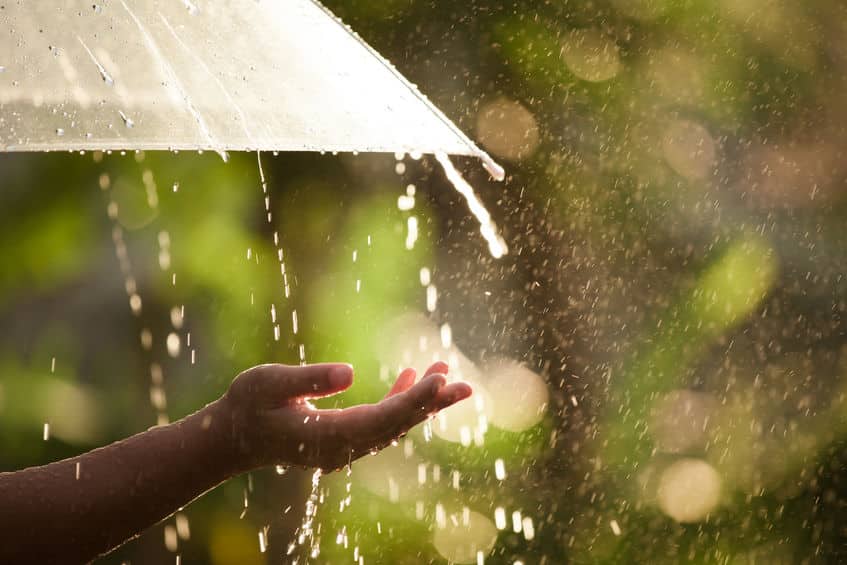 「遠くの音が聞こえると雨が降る」と言われる理由に関する雑学