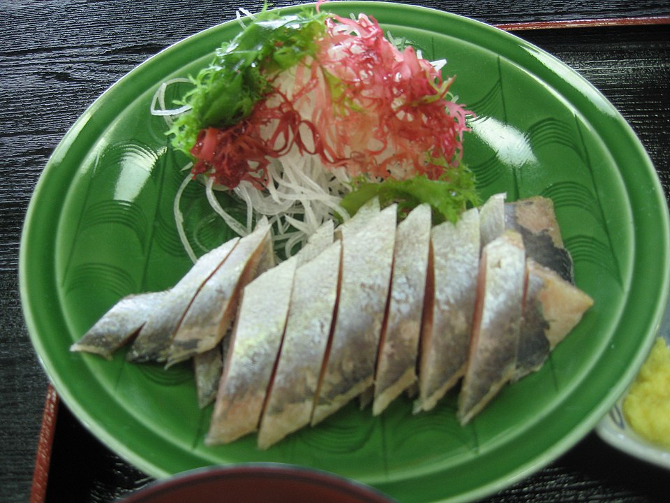 魚を凍らせたまま食べる地域があるという雑学