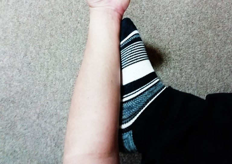 手首からヒジまでの長さと「足の大きさ」は同じになるか、比べてみた