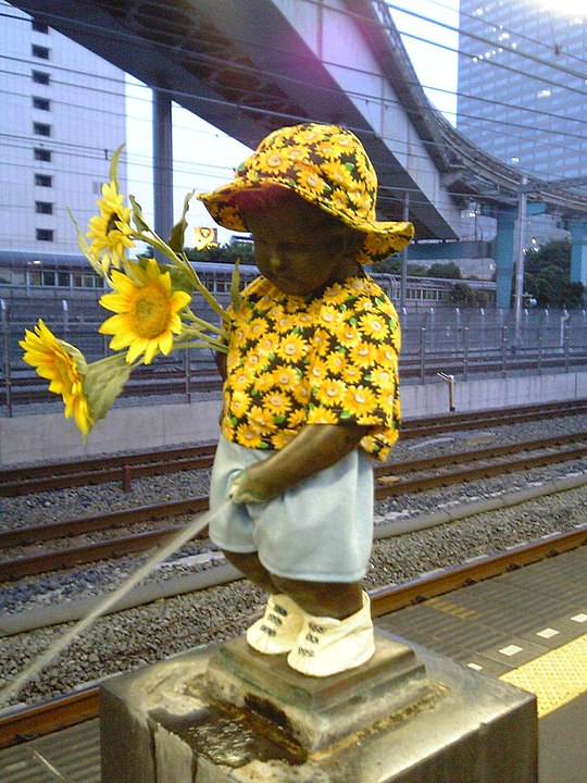 浜松町駅のホームにはおしゃれな小便小僧がいる、という雑学