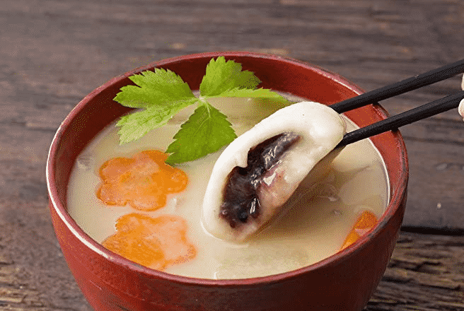 お雑煮の具は全国さまざまだが、甘いあんこ餅が入ったお雑煮があるという雑学